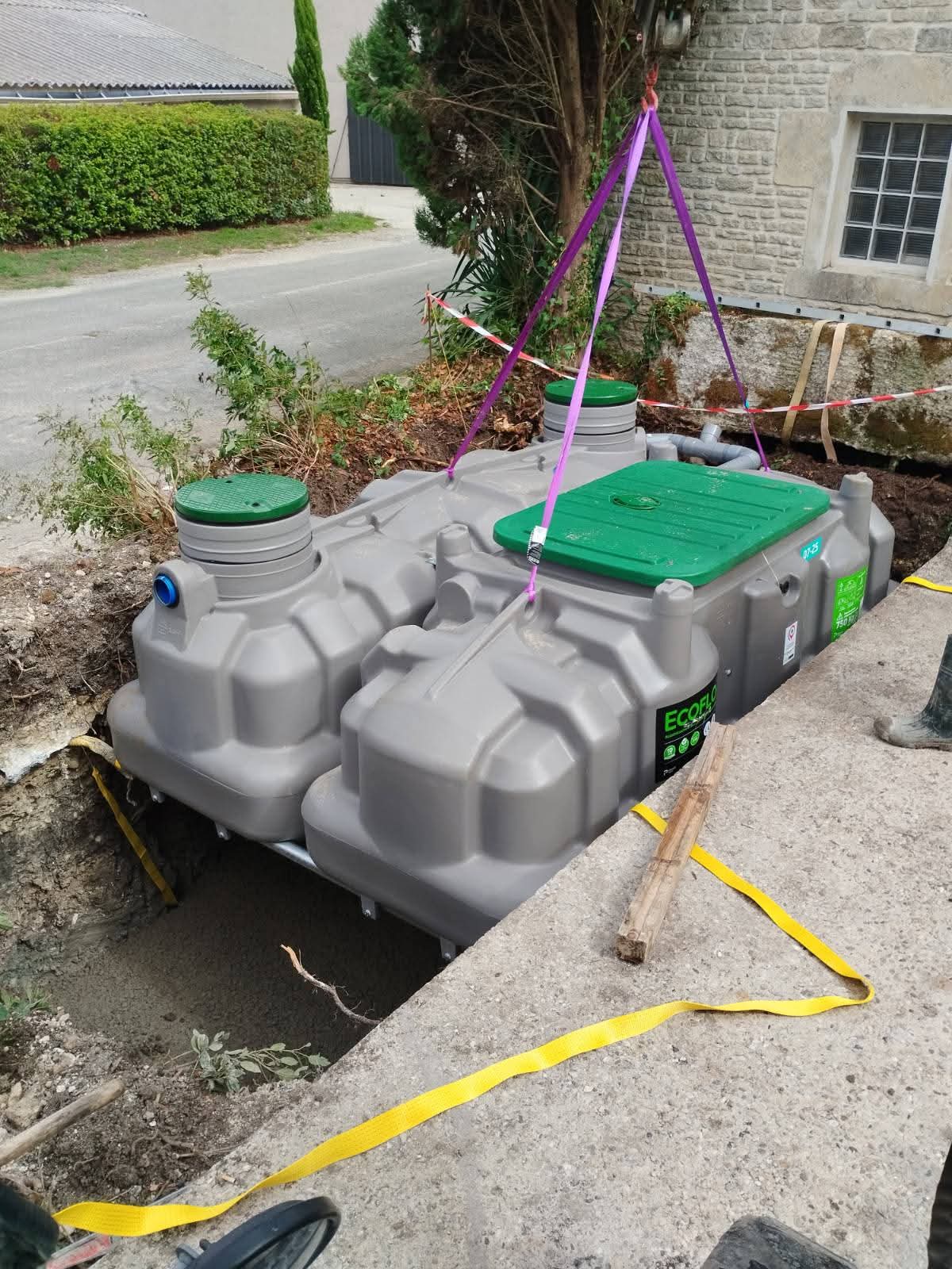 Installation d’une fosse toutes eaux sur un chantier