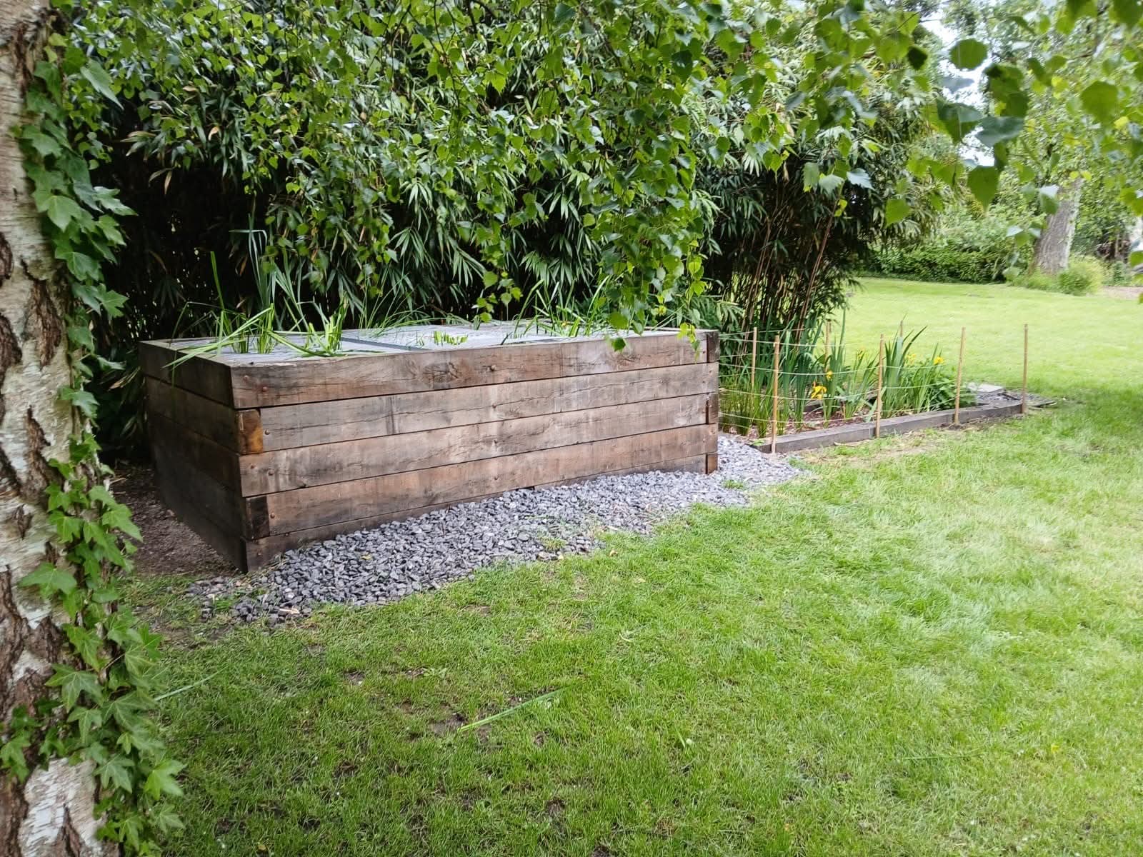 Bassin de phytoépuration intégré dans un jardin