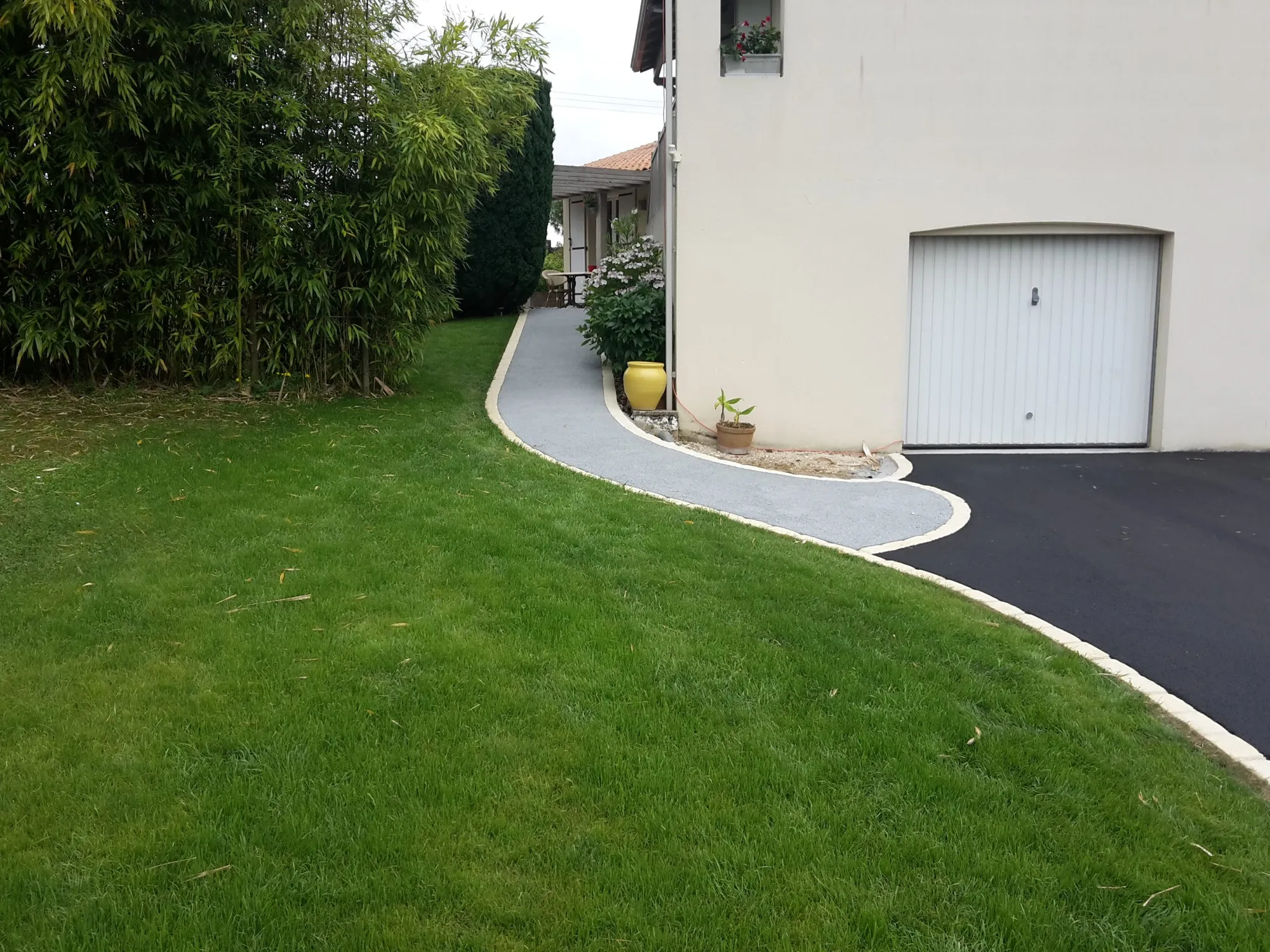 melange beton drainant gris et enrobe 1